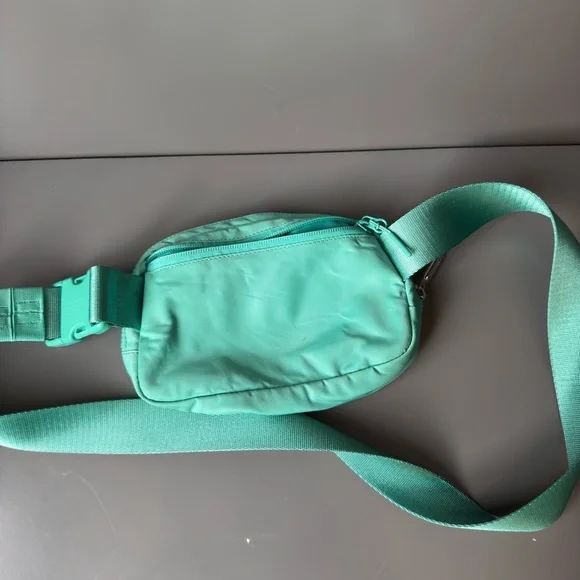 lululemon athletica Green Crossbody Belt Bag - Picture 2 of 2